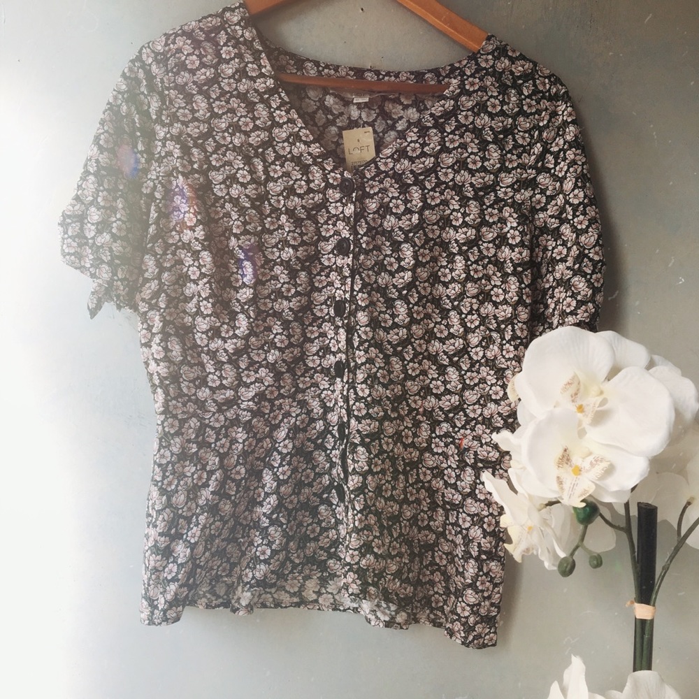 ✨ON SALE - Delicate Floral Petite LOFT Top 🍃✨